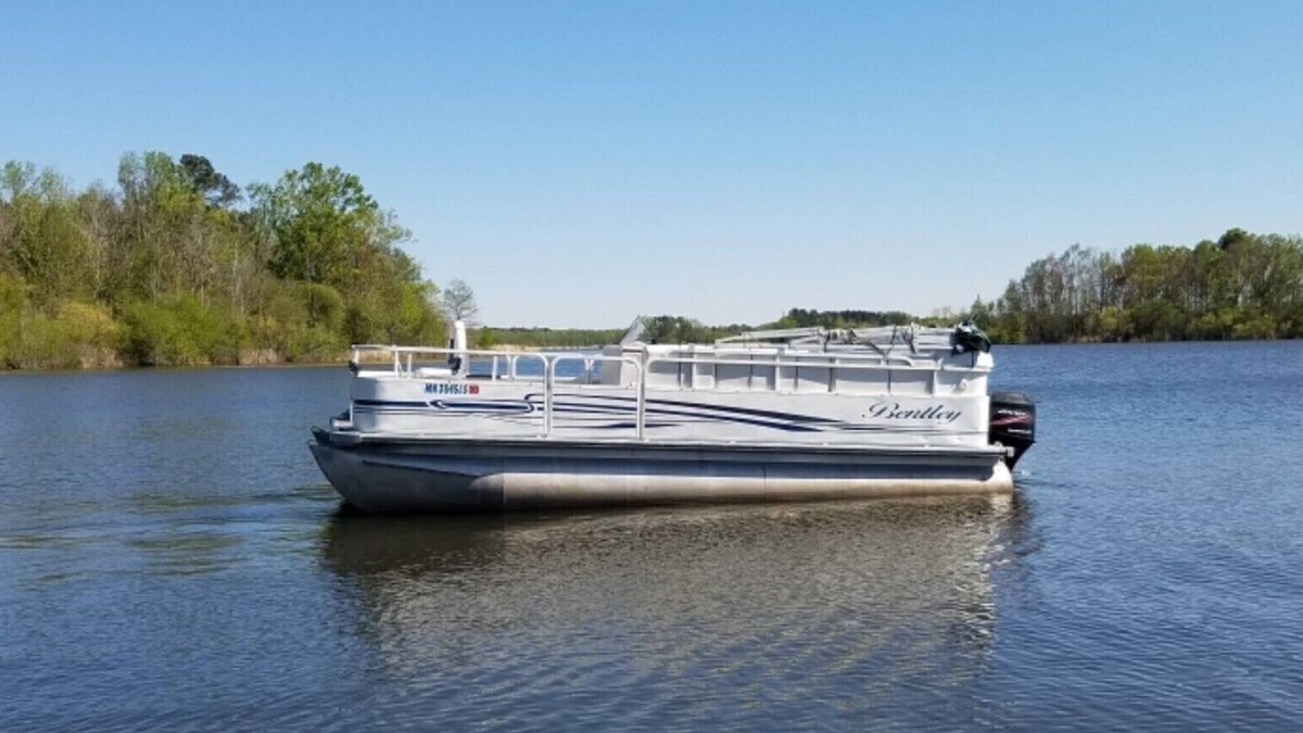 Summerton Boat Rental | BOAT Rental Only - Bentley Pontoon with new Garmin electronics