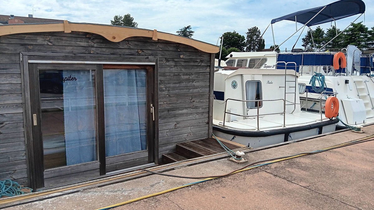 Digoin Boat Rental | Boat Stay Digoin: Cozy Wooden Cabin | Sleeps 6 | Terrace | Near Canal Bridge