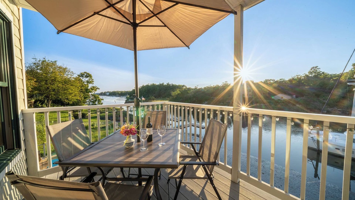 Momauguin House | Boater's paradise 3-bedroom waterfront home clean, modern, private