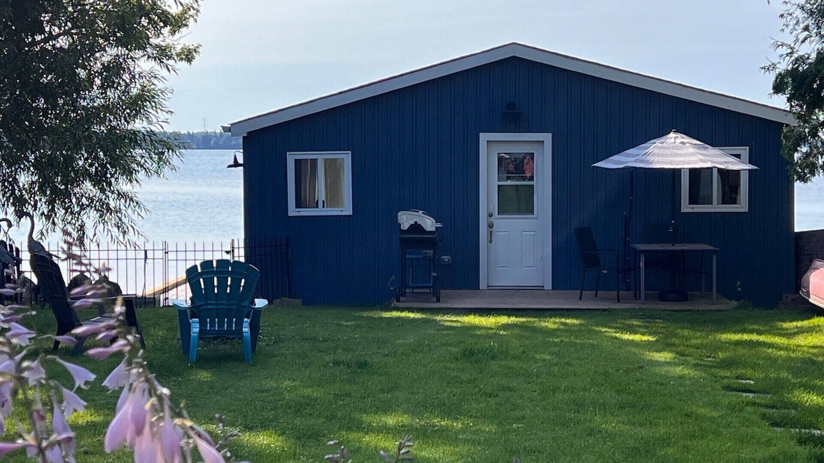 Innisfil Cottage | Boathouse Escape on Lake Simcoe! Perfect couples (+1) retreat 1 hour from GTA