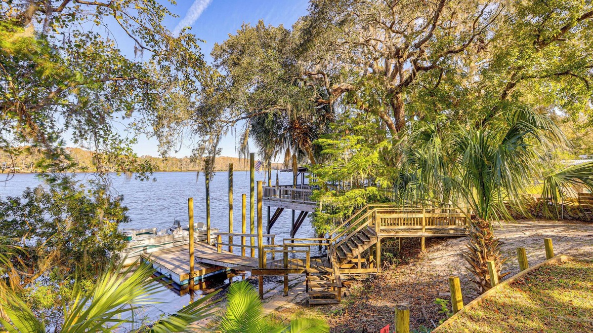 Chiefland House | Boathouse w/Screened Porch: Riverfront Escape!