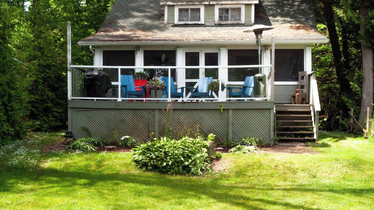 Port Stanton Cottage | Boating, Fishing, Swimming, & Relaxing on the Severn River next to Sparrow Lake