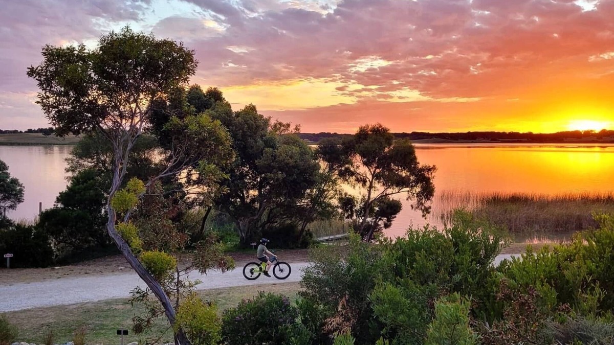 Alexandrina Cabin | Boatman's Cabin offering spectacular expansive River Murray views.