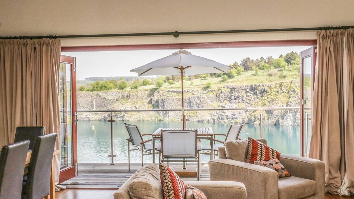 Capernwray Cottage | BOAVISTA, pet friendly, with hot tub in Carnforth