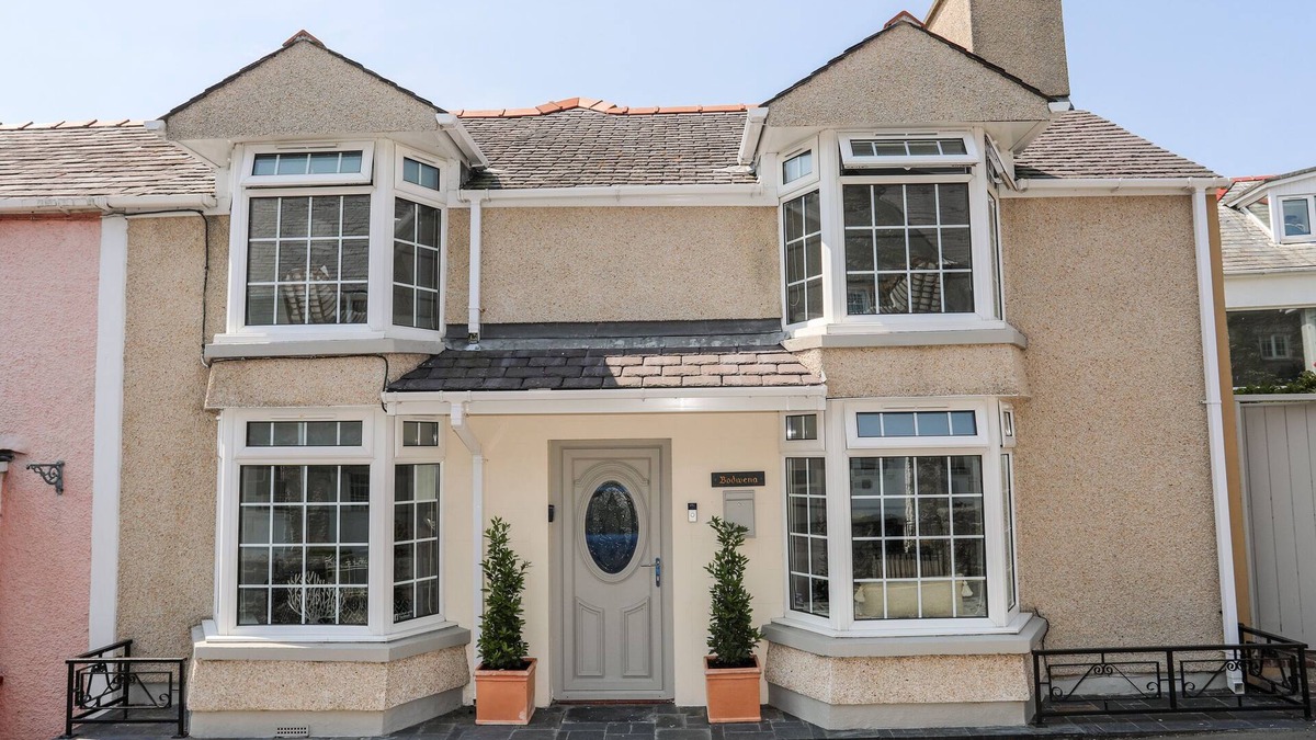 Moelfre House | BODWENA, pet friendly, country holiday cottage in Moelfre