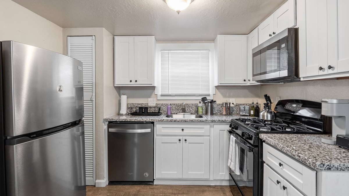 Sacramento Apartment | Bohemian and Cat themed/Close to MT Sac | Laundry