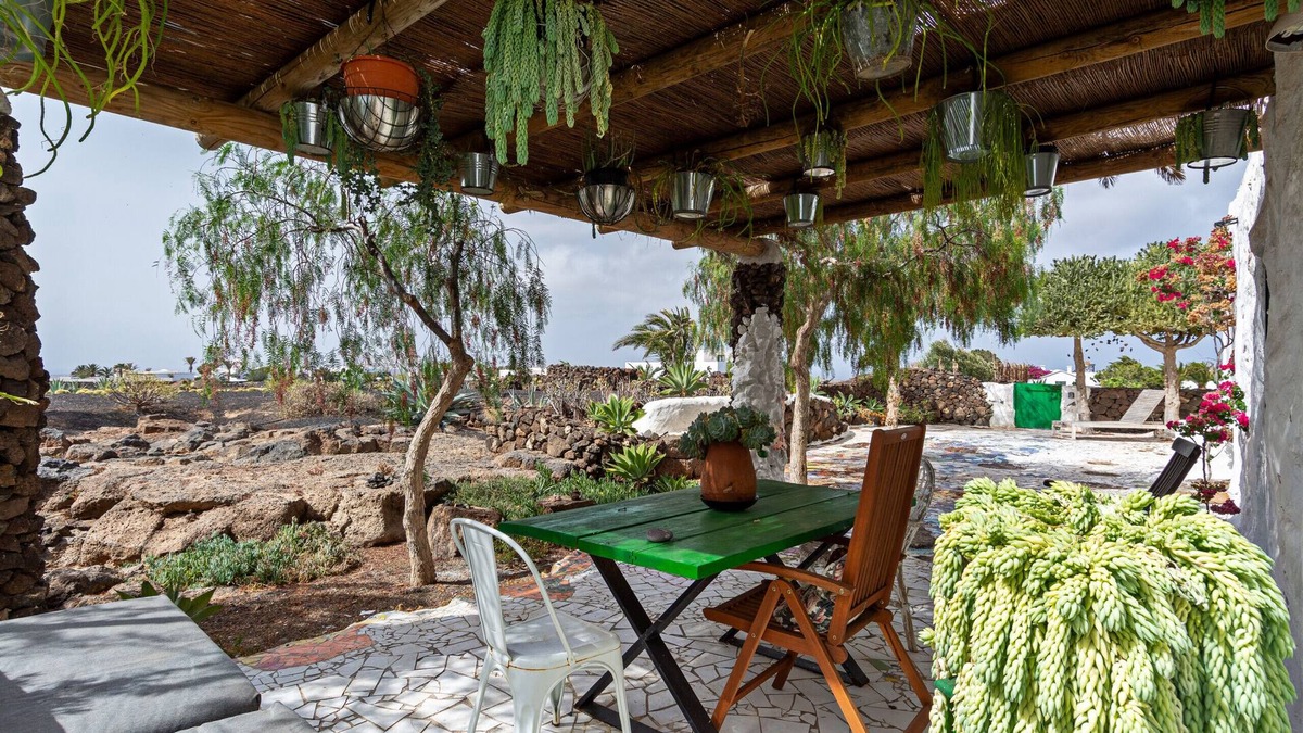 Las Brenas Ski Chalet | Bohemian Art House - 2BR in Yaiza & Garden