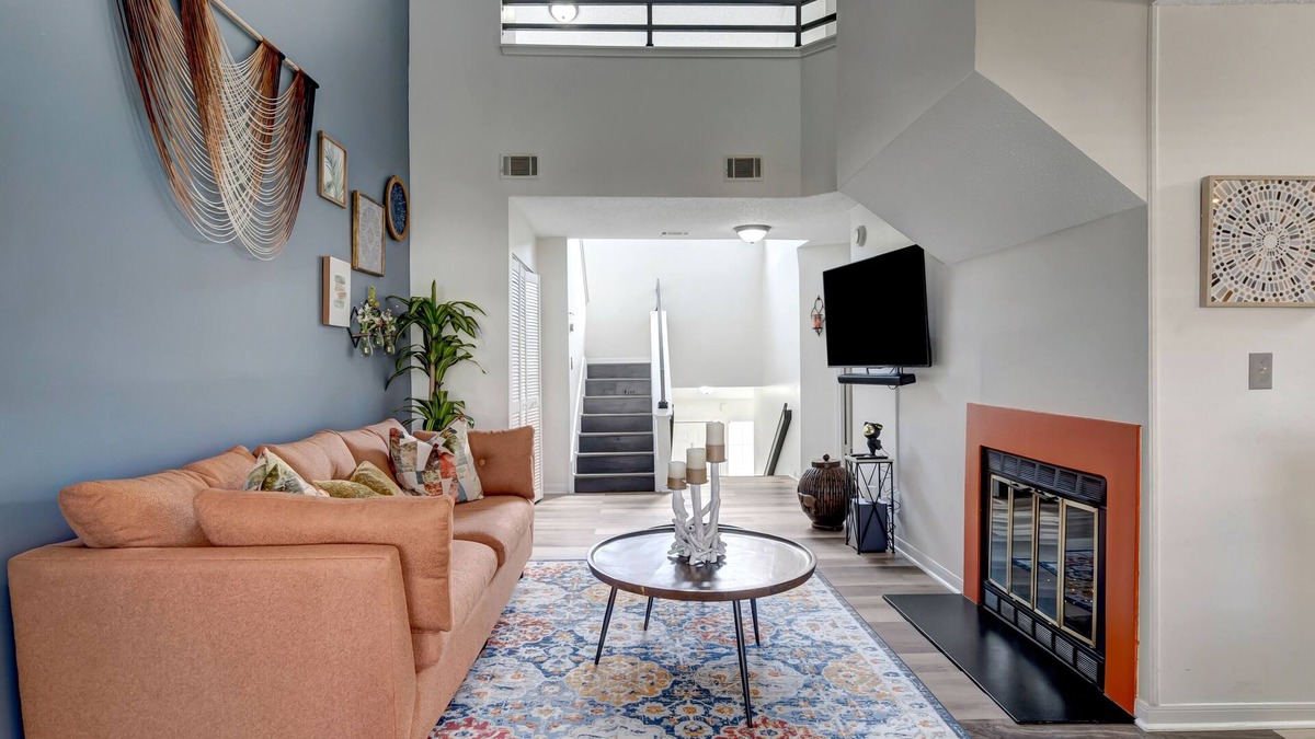 Huntsville Condo | Bohemian MidCity/3 minutes from MidCity Huntsville/Updated Condo/Outdoor Balcony