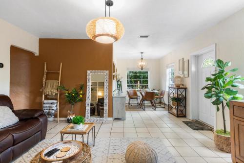 Miami Shores House | Boho 3br Miami Retreat Firepit & Outdoor Bar