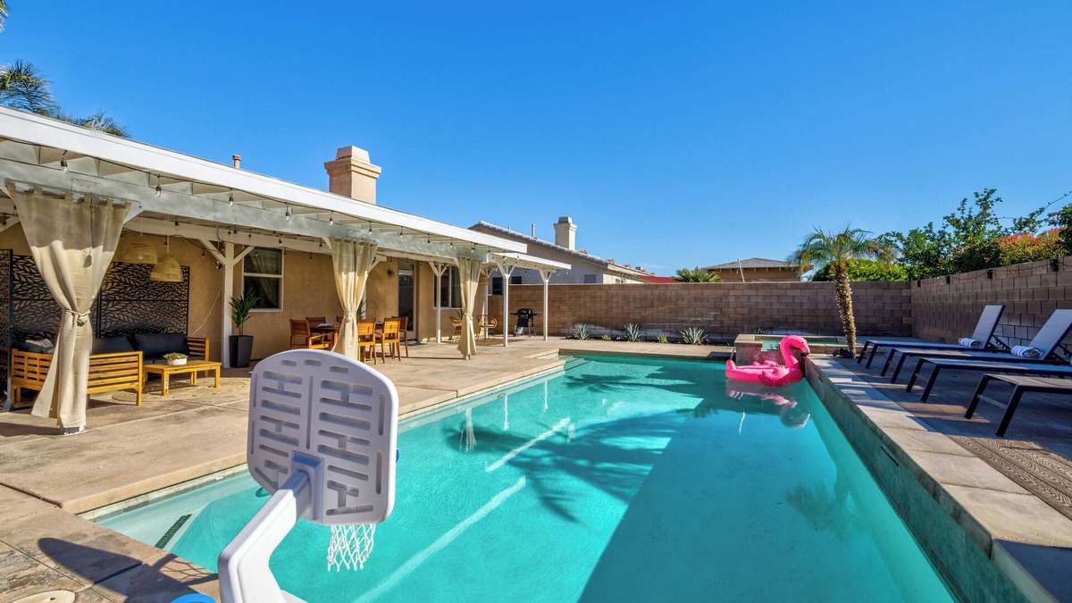 Indio House | Boho Bungalow - 30ft pool & minutes from festivals