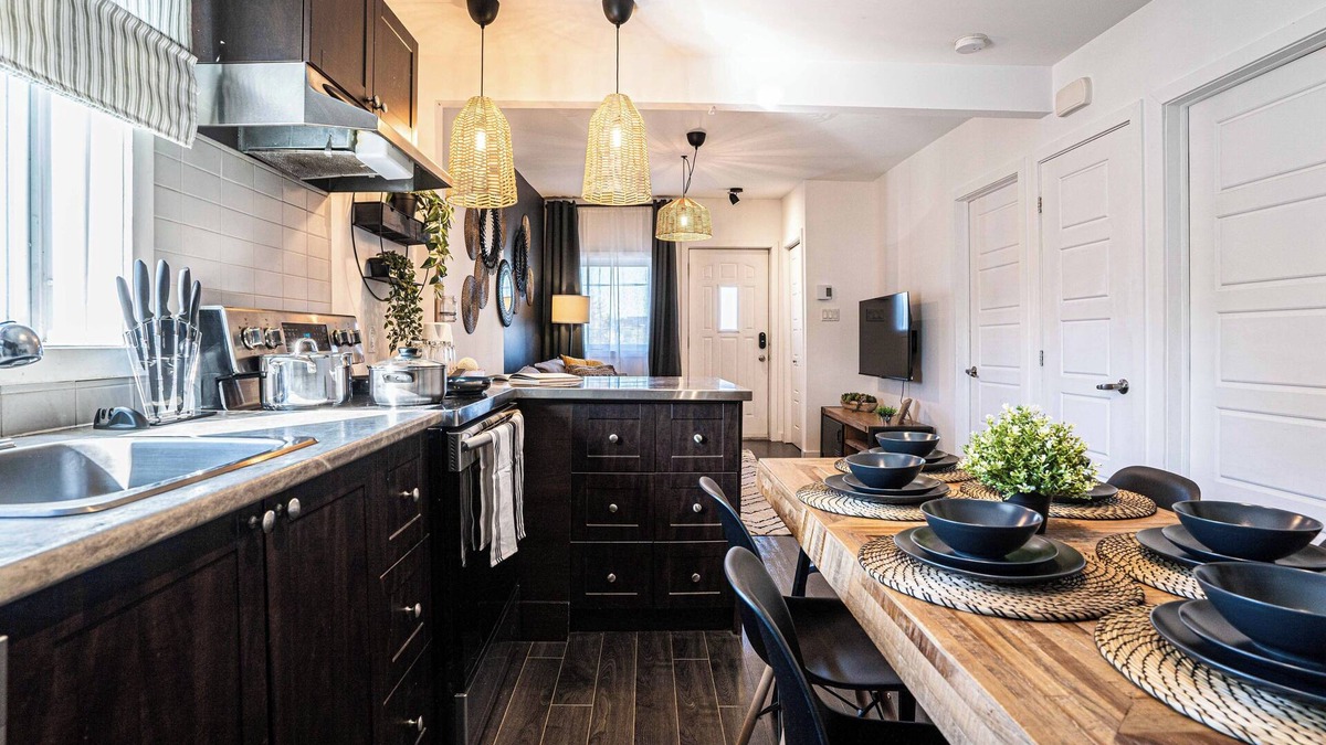 Saint-Hubert Apartment | Boho Chic Retreat: 15-minute to DT & Free Parking