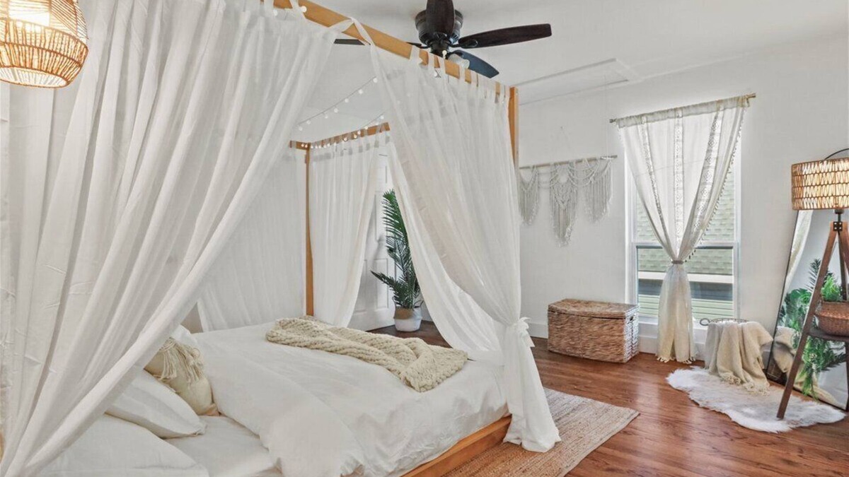 Kessler House | Boho Cinema House · BBQ· Projector · Popcorn machine