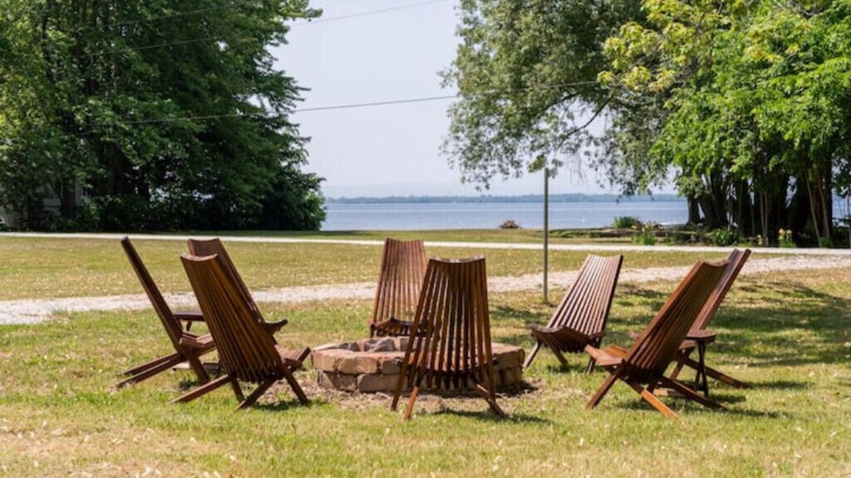 Alburg Cottage | Boho Cottage with Stunning Lake Viewsn
