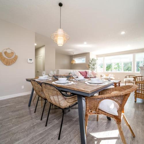 North Central Edmonton Apartment | BoHo House-Sleeps 17-Garage-3 Kitchens-Fireplace