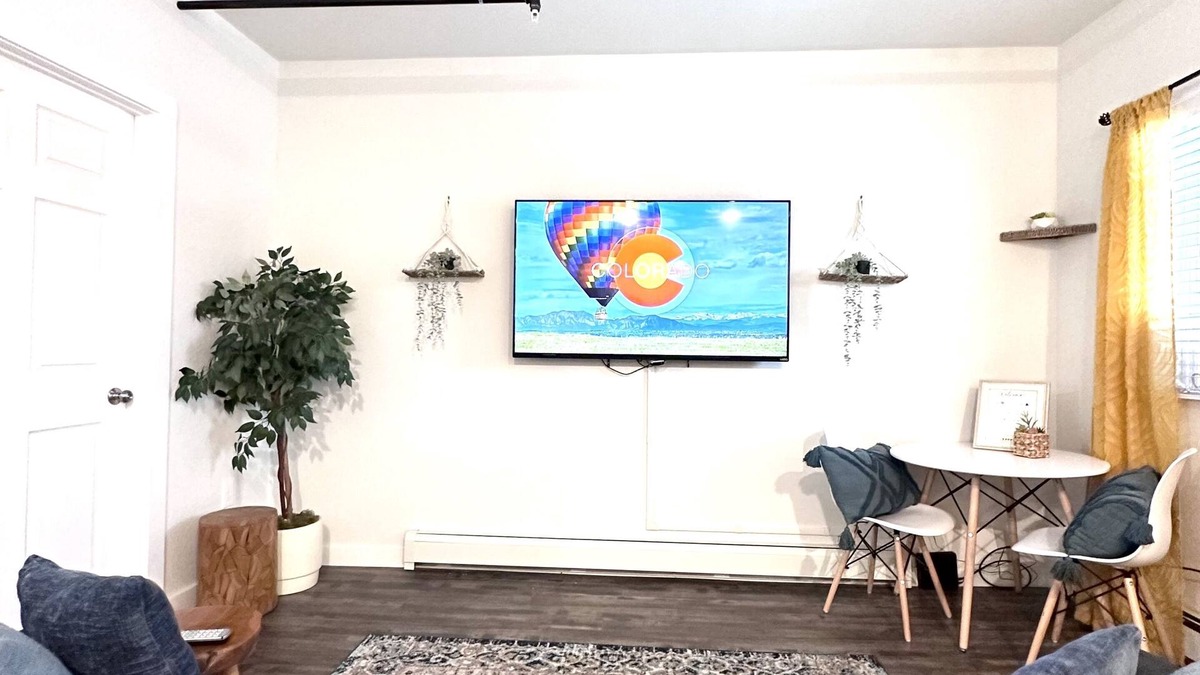Scenic Heights Apartment | ⛰️Boho Studio⛰️ Close to Denver, Luxury King Bed, short walk from Scenic views!