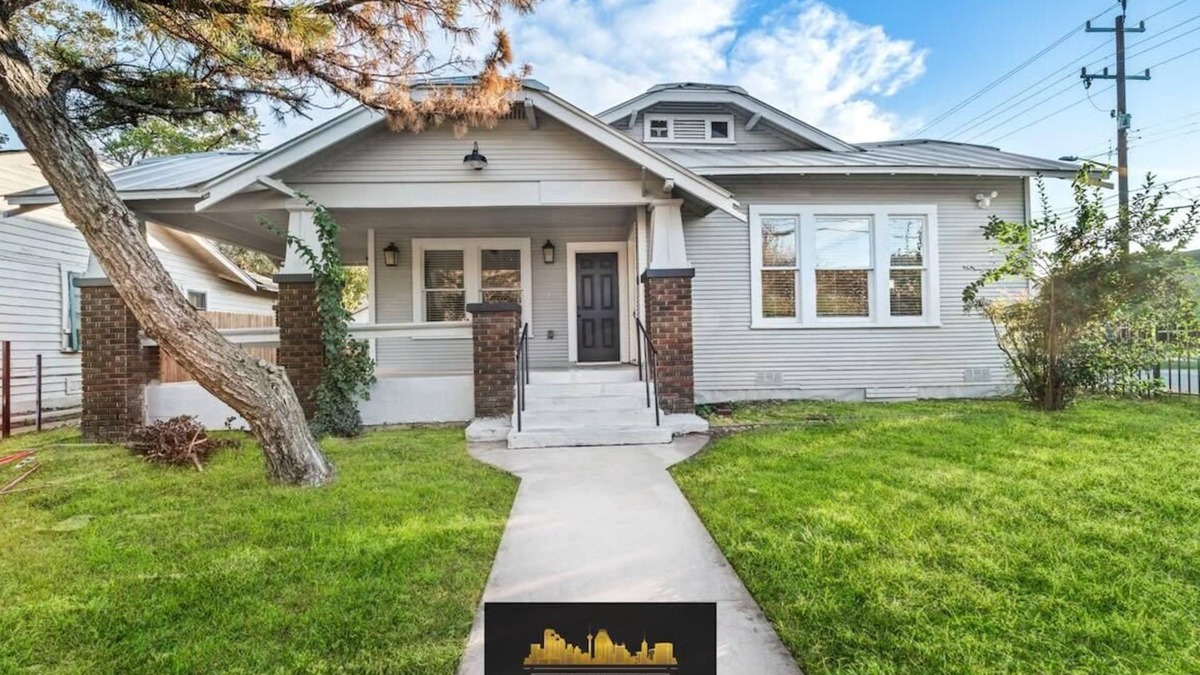 Eastside Promise Neighborhood House | Bold Bright 4BR/3.5FULL BATHS Near Riverwalk Dtown