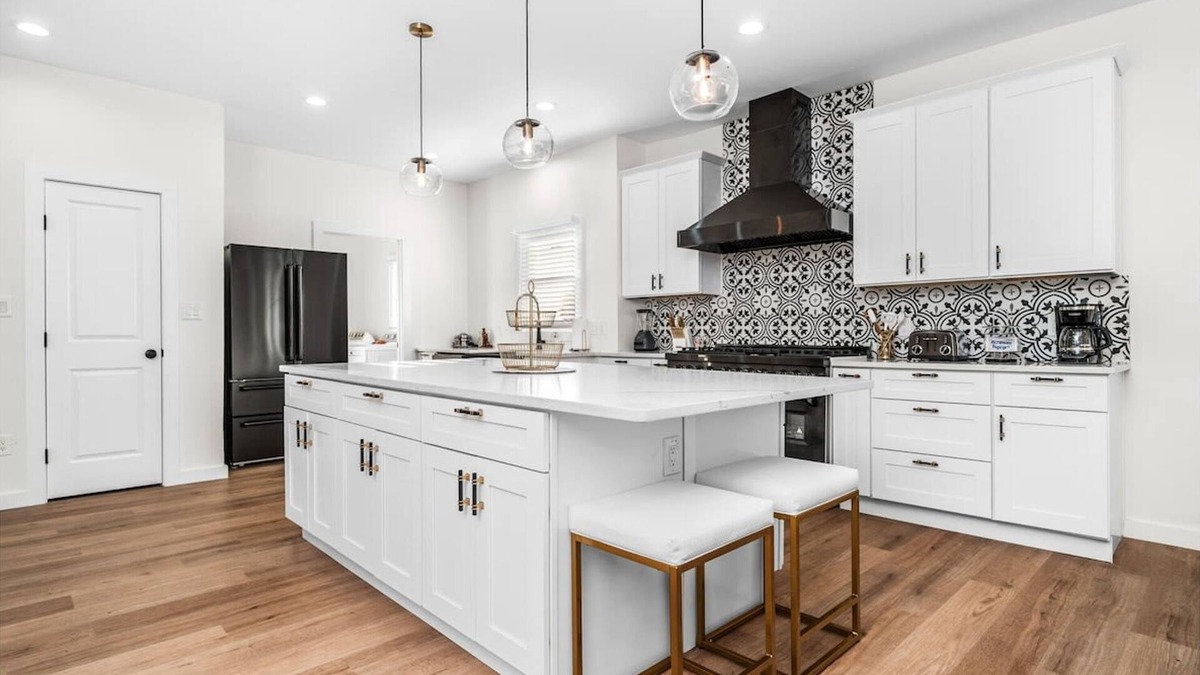 Eastside Promise Neighborhood House | Bold Bright 4BR 3 5full Baths Near Riverwalk Dtown