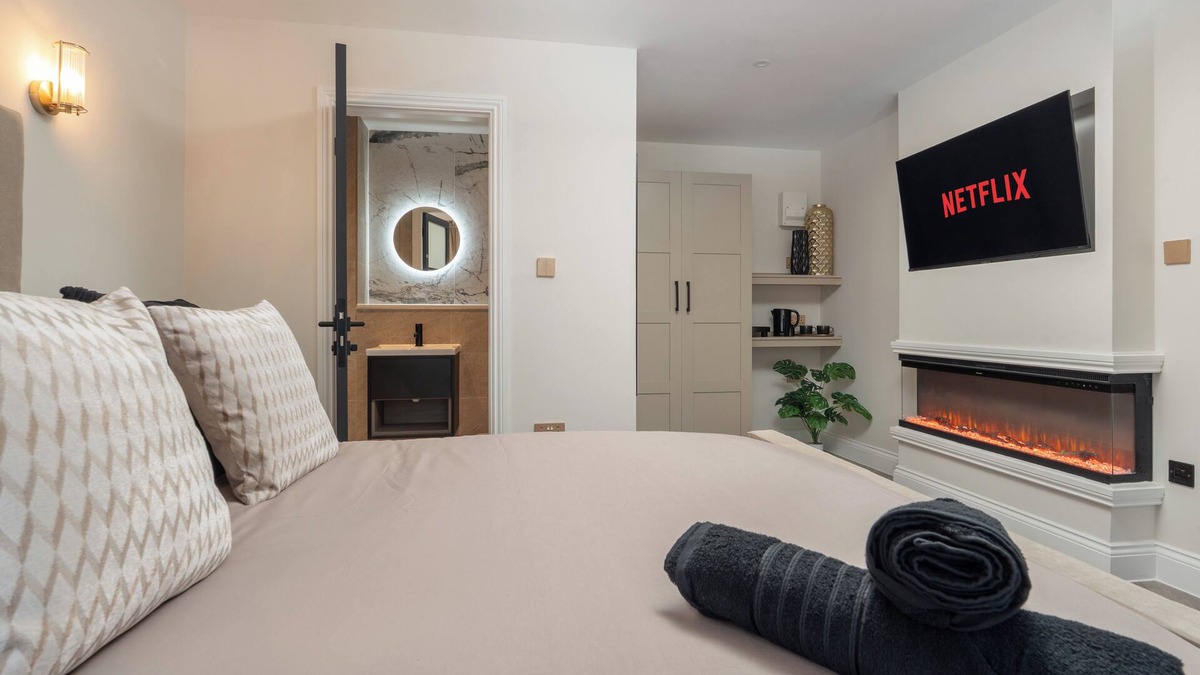Chinatown Apartment | Bold St | LightFilled | Fireplace | Modern Ensuite