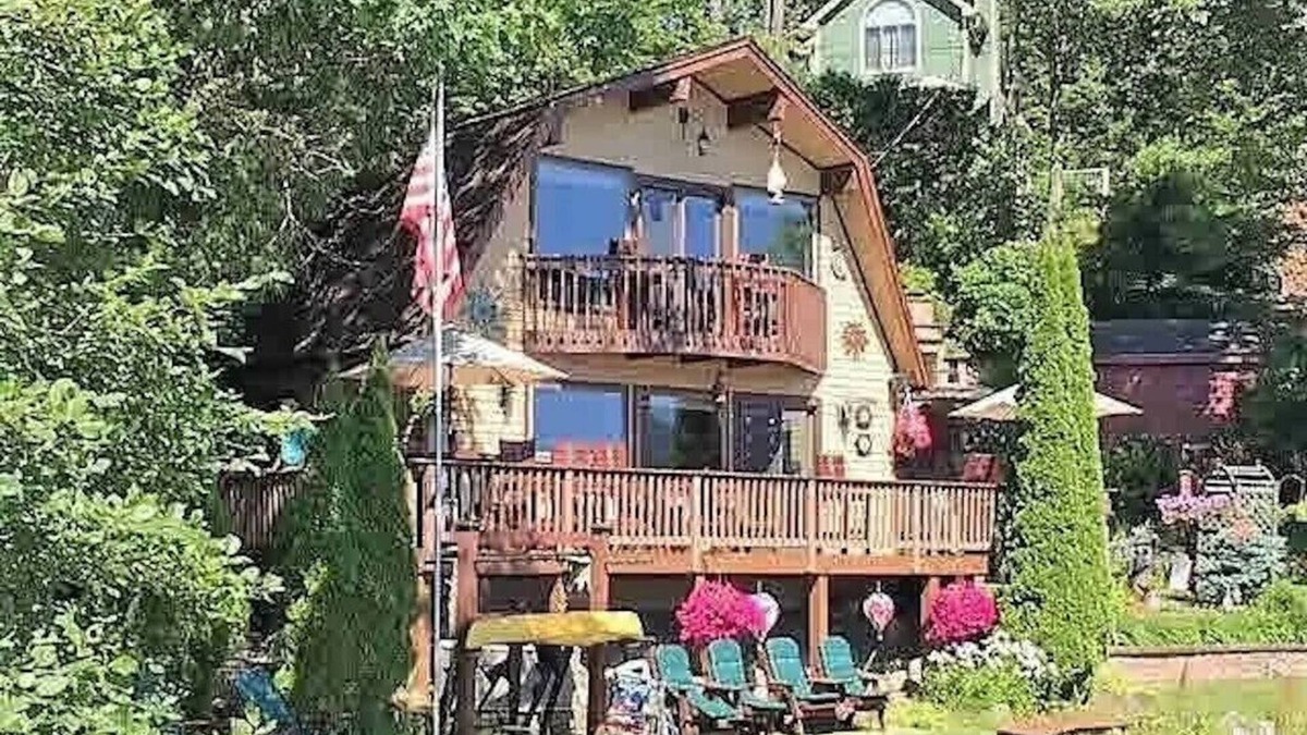 Bolton Landing House | BOLTON/NORTHWEST BAY LAKEFRONT HOME WITH PRIVATE BEACH