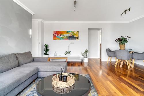 North Bondi Apartment | Bondi Heights- ModTop Floor-2Br Views Pool Car Spc