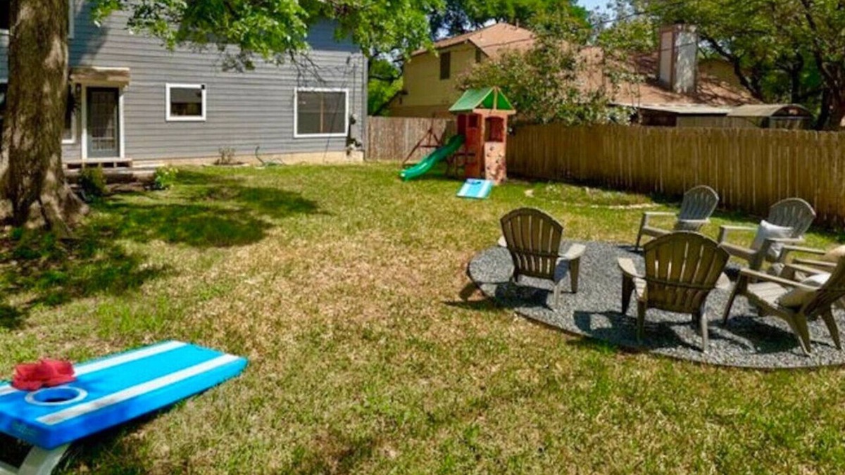 Indian Oaks House | 'Boni and Blithe' - Pet-Friendly! Centrally Located! Fenced in Yard!