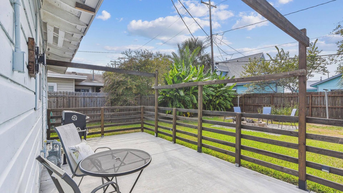 Galveston House | Bonita Beach House | Close to UTMB & Cruise Terminals +Dog Friendly + Firepit!