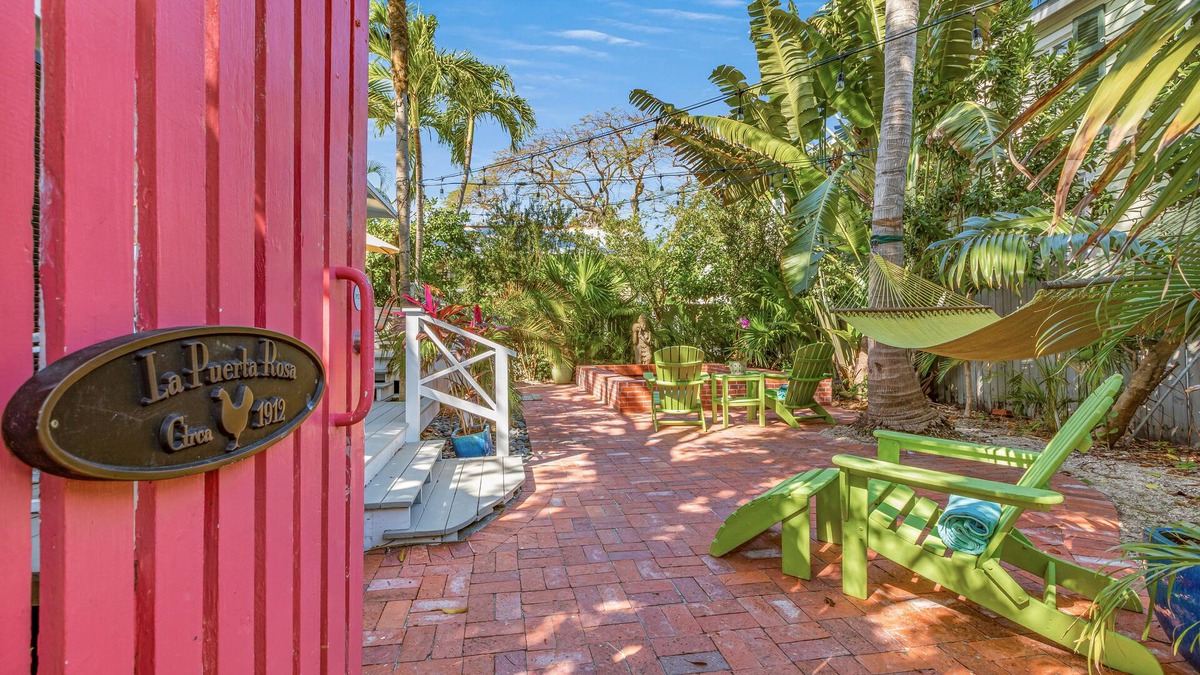 White St. Gallery Apartment | BONITA EN ROSA ~ Charming 2 Bedroom, 1 Bathroom Home w/Pool!