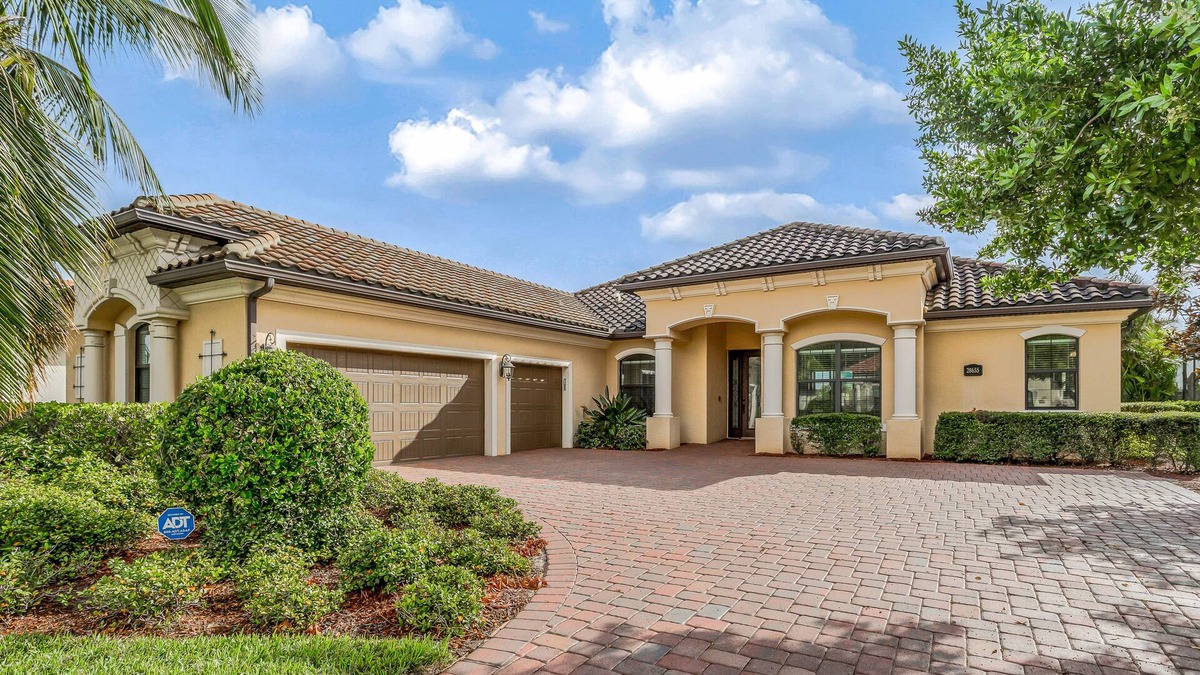 Bonita Springs House | Bonita National dog-friendly home with a lanai, pool, pool spa, and home office