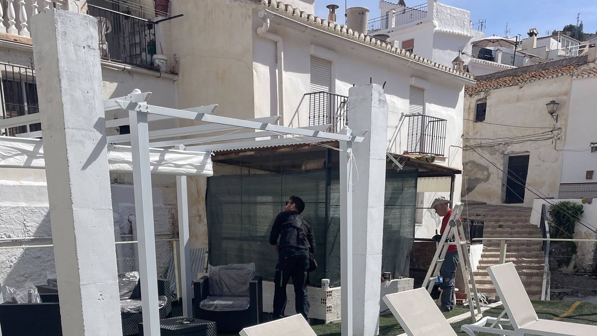 Sayalonga Apartment | Bonito Apartamento Soleado con Magnífica Terraza. Amacas Césped Barbacoa
