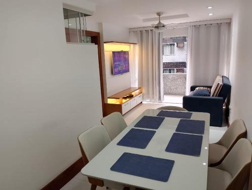 Centro Apartment | Bonito Apto Pé na Areia aprox 50M da Praia do Forte Cabo Frio com 90m2 ar cond nos 2 qtos tv a cabo Premiere Netflix fica no prédio da lanch Play Gui e rest Vira Verão dezembro a partir de 4 dias e pacotes de Natal de 19 a 25 e de Ano Novo de 26 a 3 jan