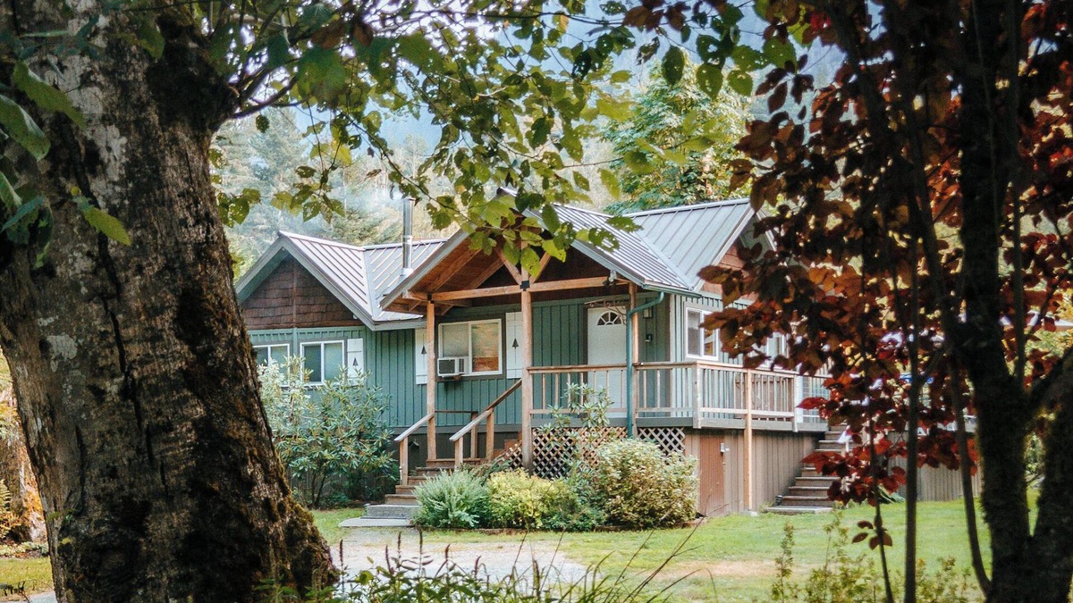 Gold Bar Cottage | Bonny Fern Cottage below majestic mountain peaks, pet friendly, WiFi, hot tub