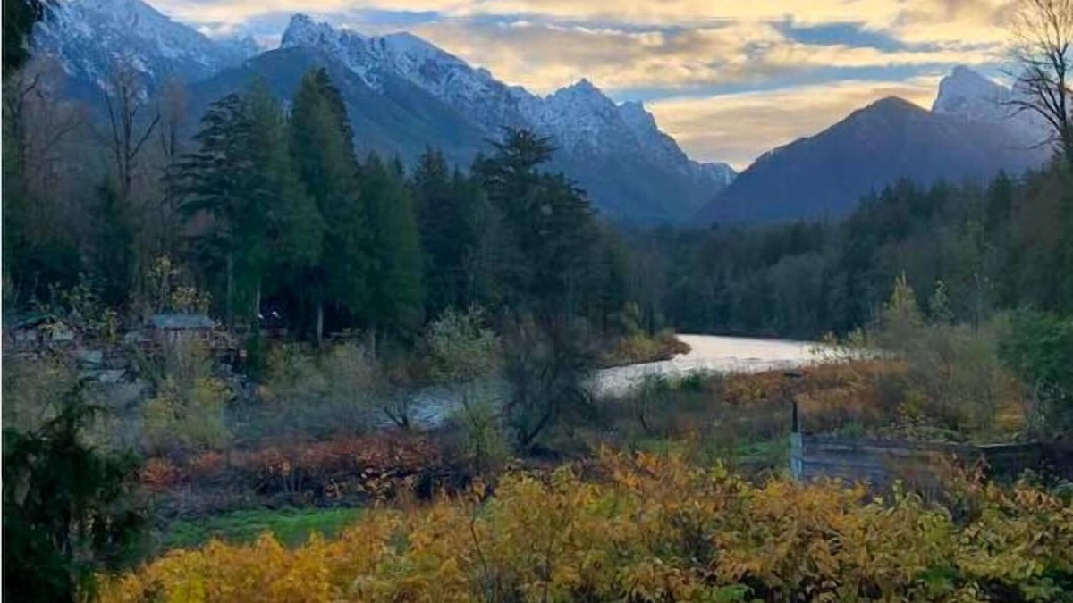 Gold Bar Cabin | Bonny Sky Lodge- private riverfront log cabin w/mountain view, hot tub, generator backup!