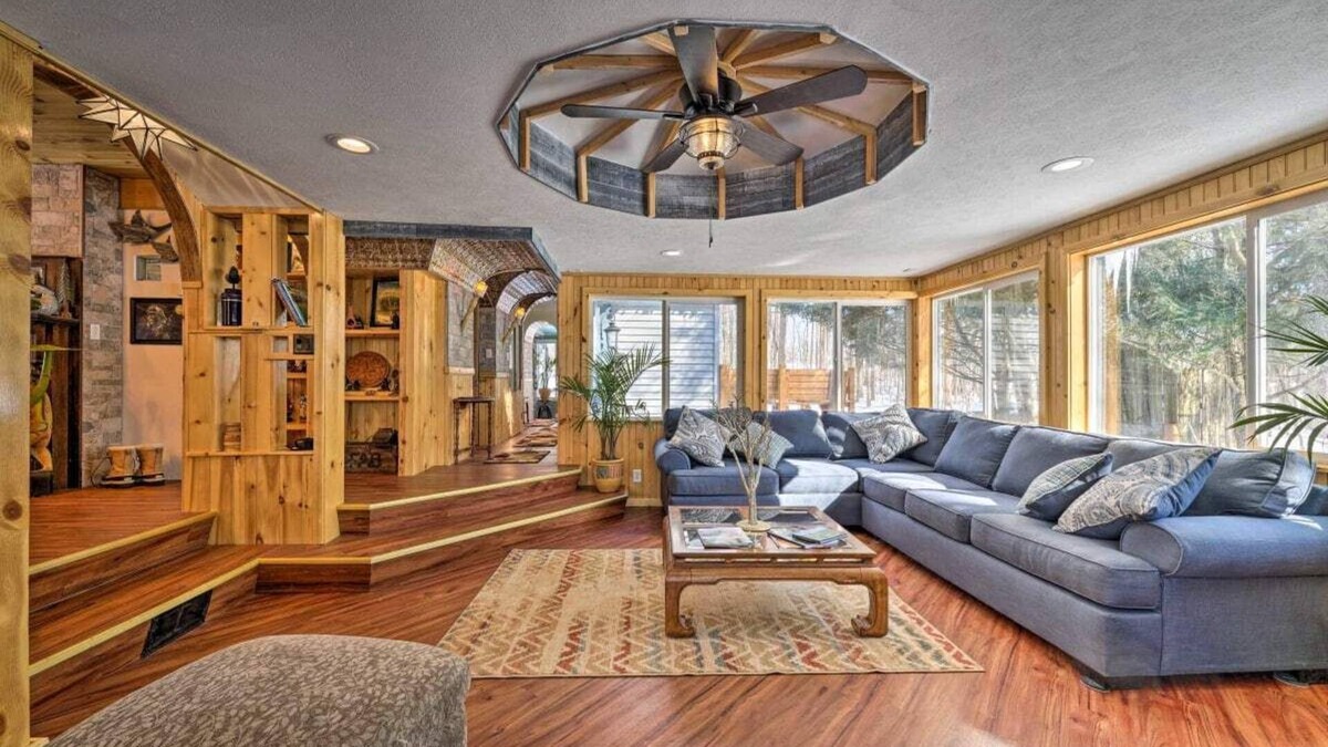 Russell Cabin | Book 3 nights, get the 4th night Free!nThe Hot Tub lounge is now open.