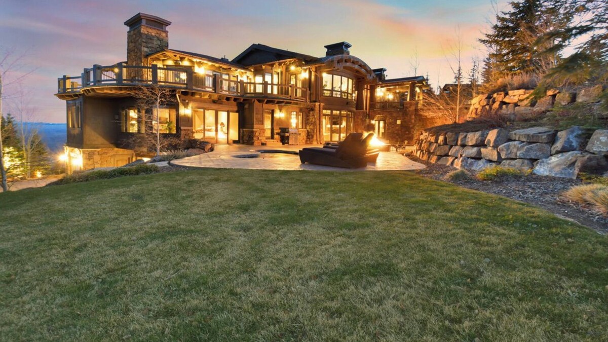 Deer Valley House | Book for a Winter Getaway! Ultra Luxe Ski Chalet! Heated pool! Ski lounge! Theater! DJ booth!