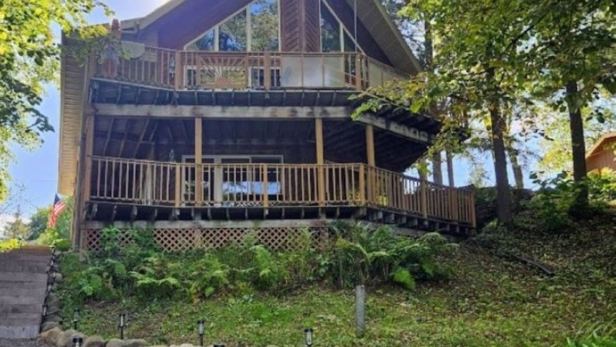 Turtle Lake House | Book for fall! Spacious Lakefront Getaway 3BR+Loft. 4 Kayaks,Canoe,Dock,Fire Pit