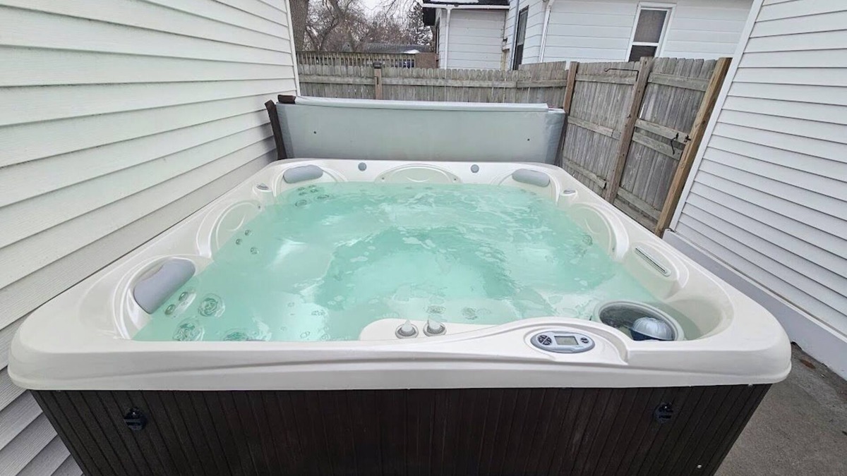 Fargo House | Book l Tiny House in Fargo l Minutes from NDSU l Hot tub & Detached Garage!