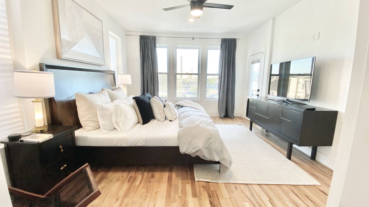 Old East Dallas House | BOOK NOW - PAY LATER! New 2740 Sqft Home with a STUNNING Downtown View
