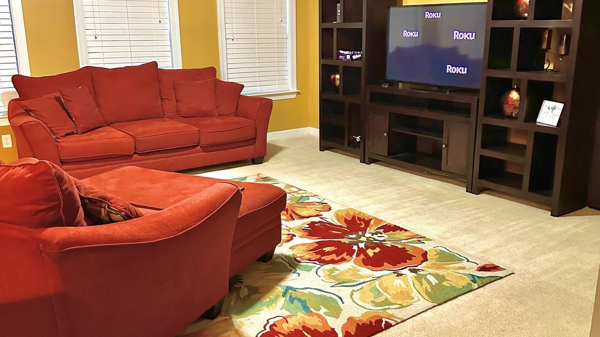 Charlotte House | Book Now: Spacious & Comfy 4 Bedroom Home in University - Free Parking & WiFi!"