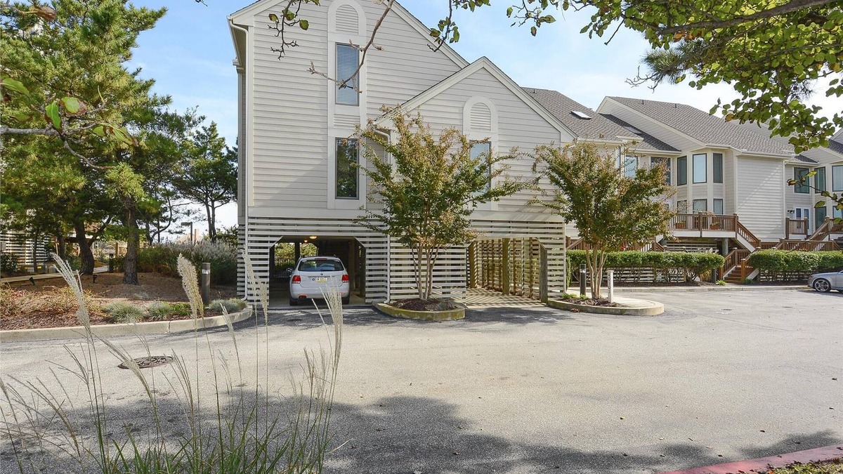 Fenwick Island House | BOOK OPEN JULY WEEKS BEFORE MAY 1 AND GET 10% OFF! Free Golf at Bear Trap Dunes and MORE! Recently remodeled and redecorated located on the Ocean Front.