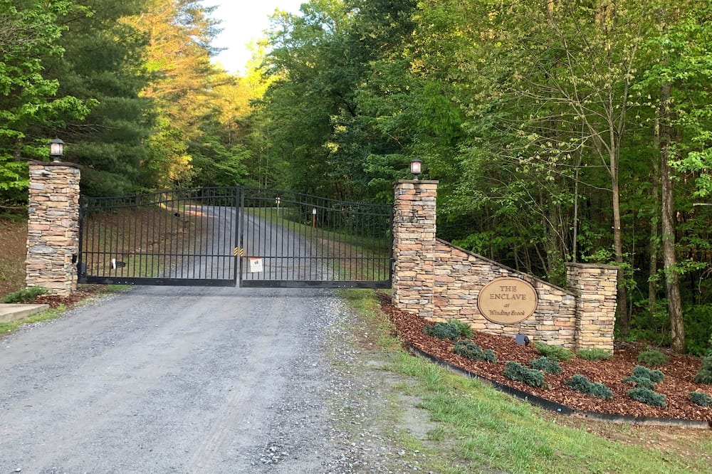 Morganton Cottage | Book today; autumn leaves change soon WOODSIDE COTTAGE in Blue Ridge Mtns N.GA.