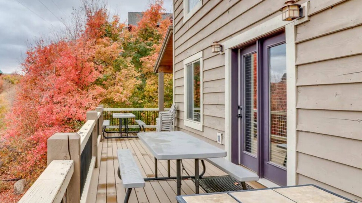 Harbor Village Cabin | Book your stay today! Experience amazing views of Bear Lake at Deja View (sleeps 20)