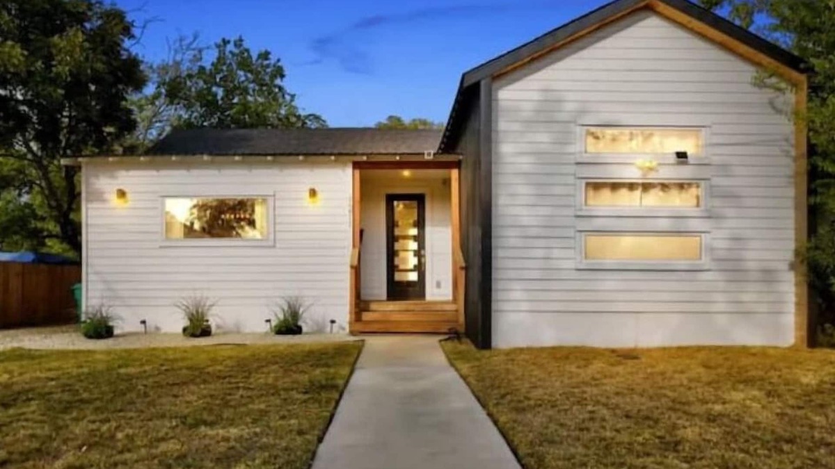 Denver Heights House | Bookd In Texas Denver Heights - minutes from Frost Bank Center and Downtown SA