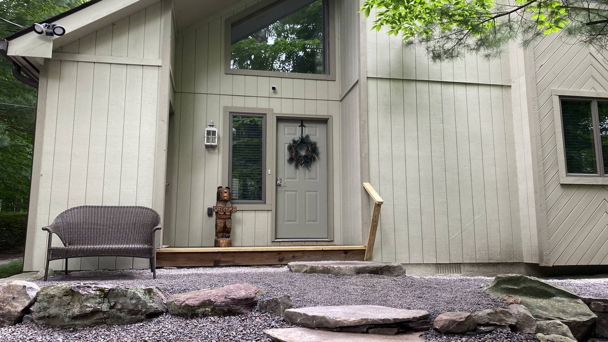 Pocono Pines Cabin | Booking 2025 Getaways! Family Cabin in Lake Naomi, FirePit, Screen Porch, Nature