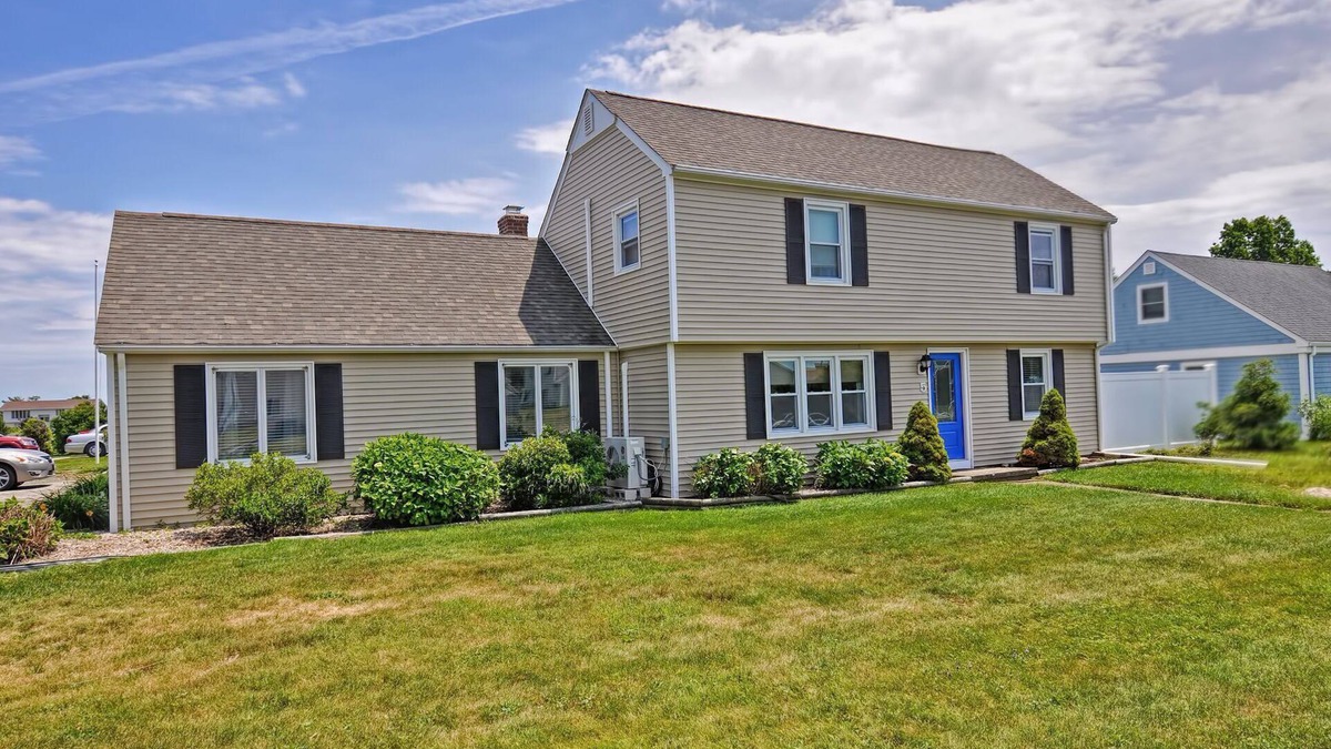 Eastward Look House | Booking 2026 Spacious 5-bdrm house Private Backyard, Free Beach Parking