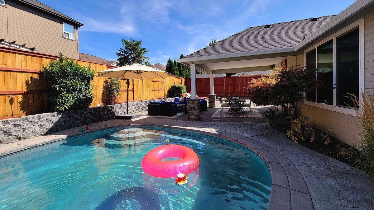 Medford House | BookStayHop - Red Hawk Hideaway ~ Saltwater Pool~ Sleeps 6~ Home Gym~ 6 Minutes