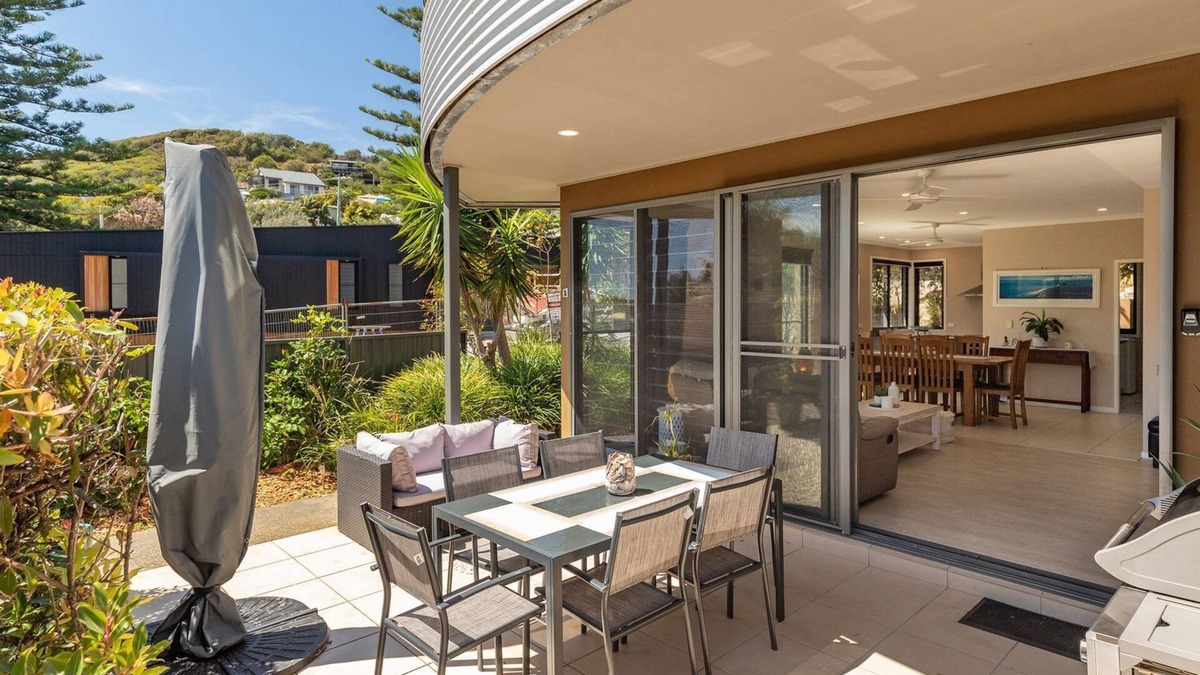 Boomerang Beach House | Boom 1 located just metres from Boomerang Beach one of the most beautiful beaches in Australia.