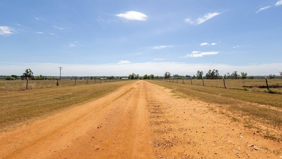 Dubbo East House | Boothenba Cottage - Heritage Farm Stay, Firepit
