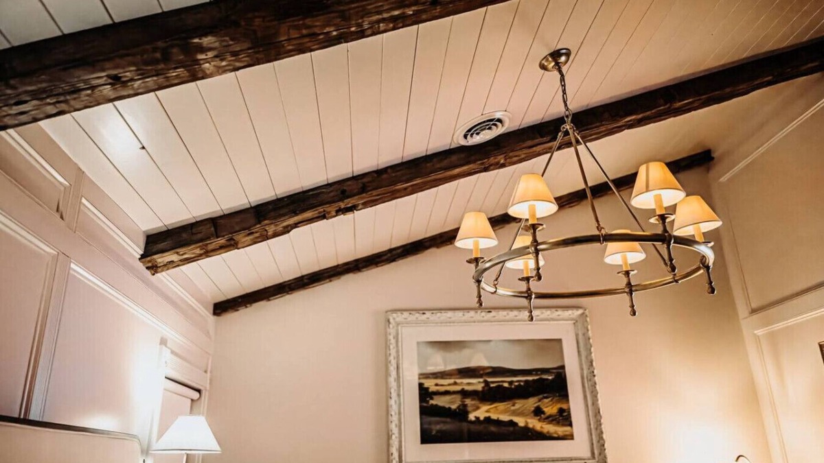 Tomahawk Hotel | Bootleggers Lodge - Donna
