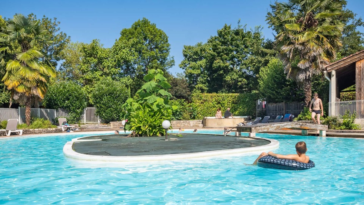 Saint Sozy House | Bord de Rivière | Tente Lodge équipée | Piscine