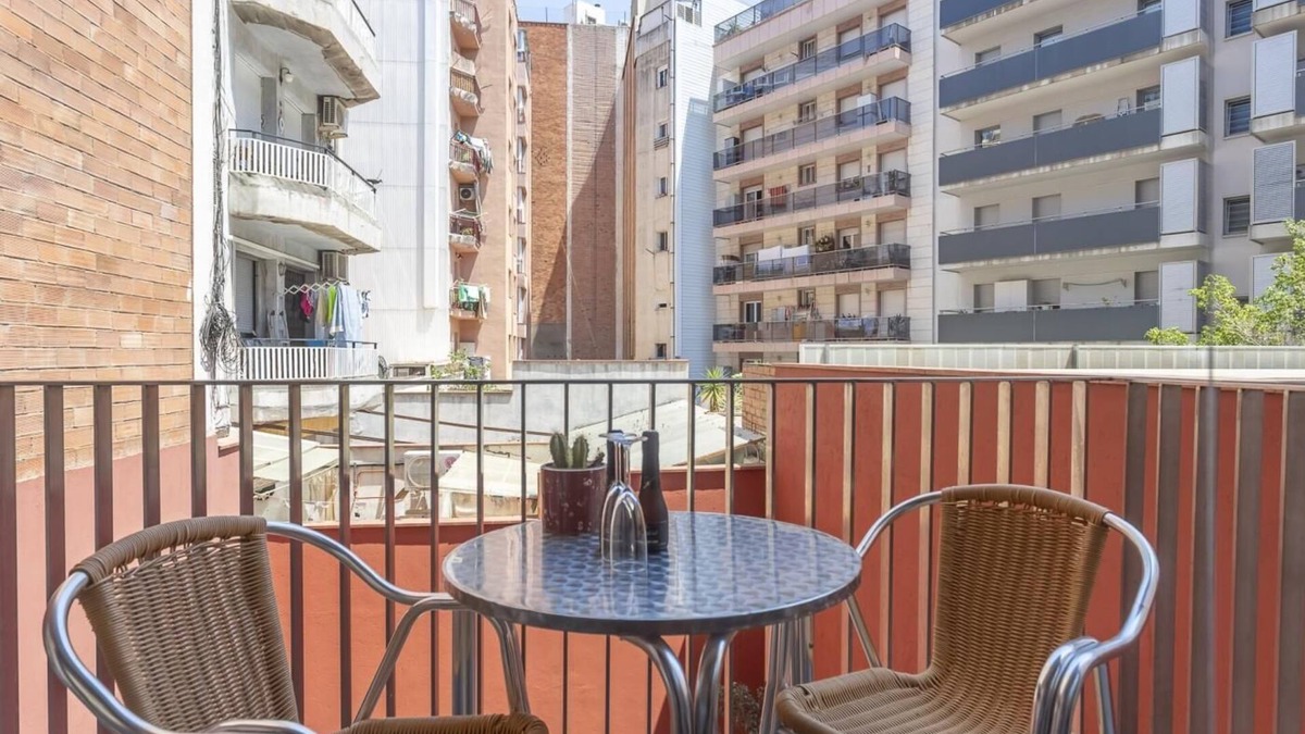 el Fort Pienc Apartment | Born Area: flat for 8 w/shared pool near the beach